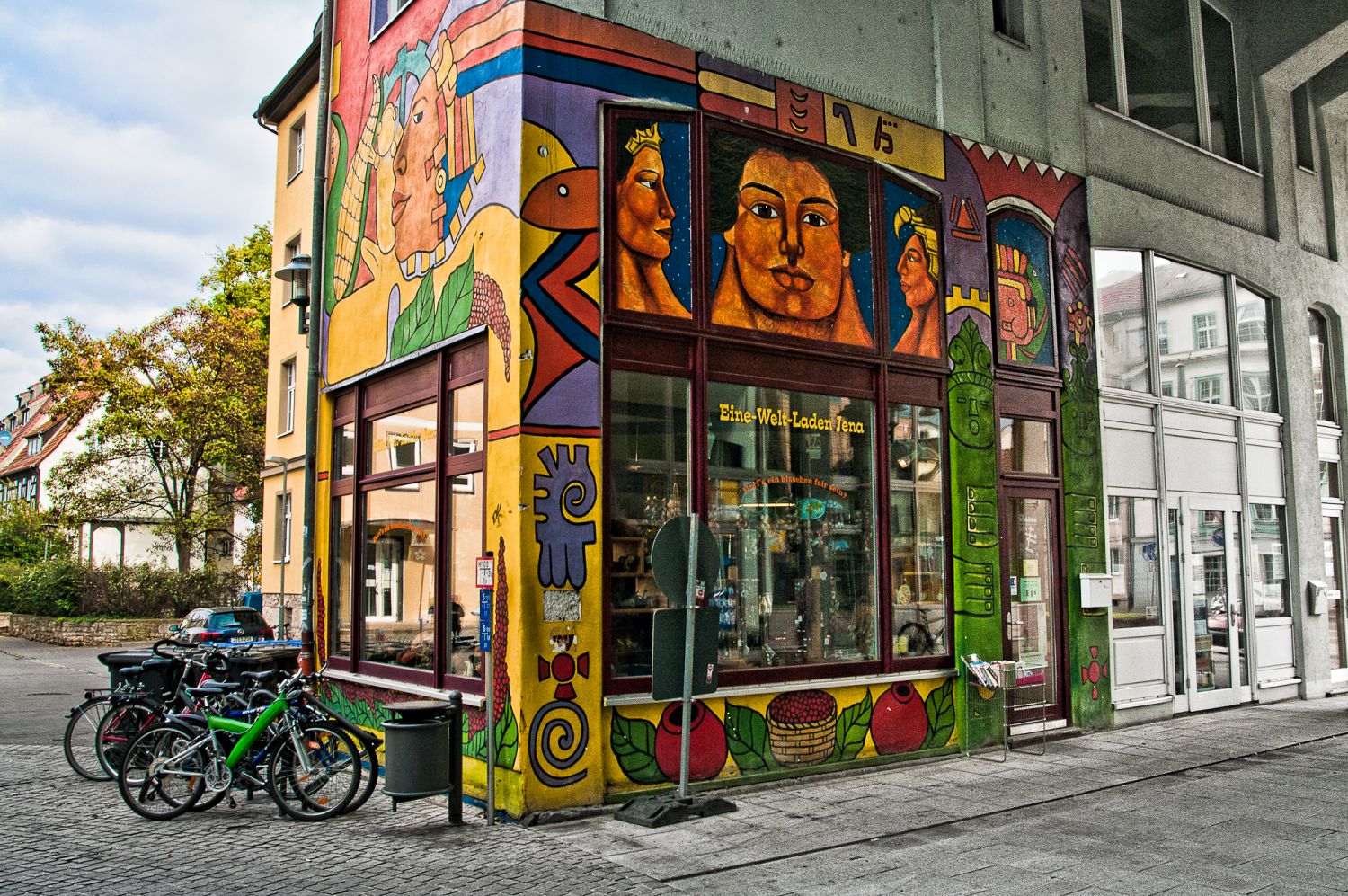 Bild des bunten Eine-Welt-Hauses in der Jenaer Innenstadt