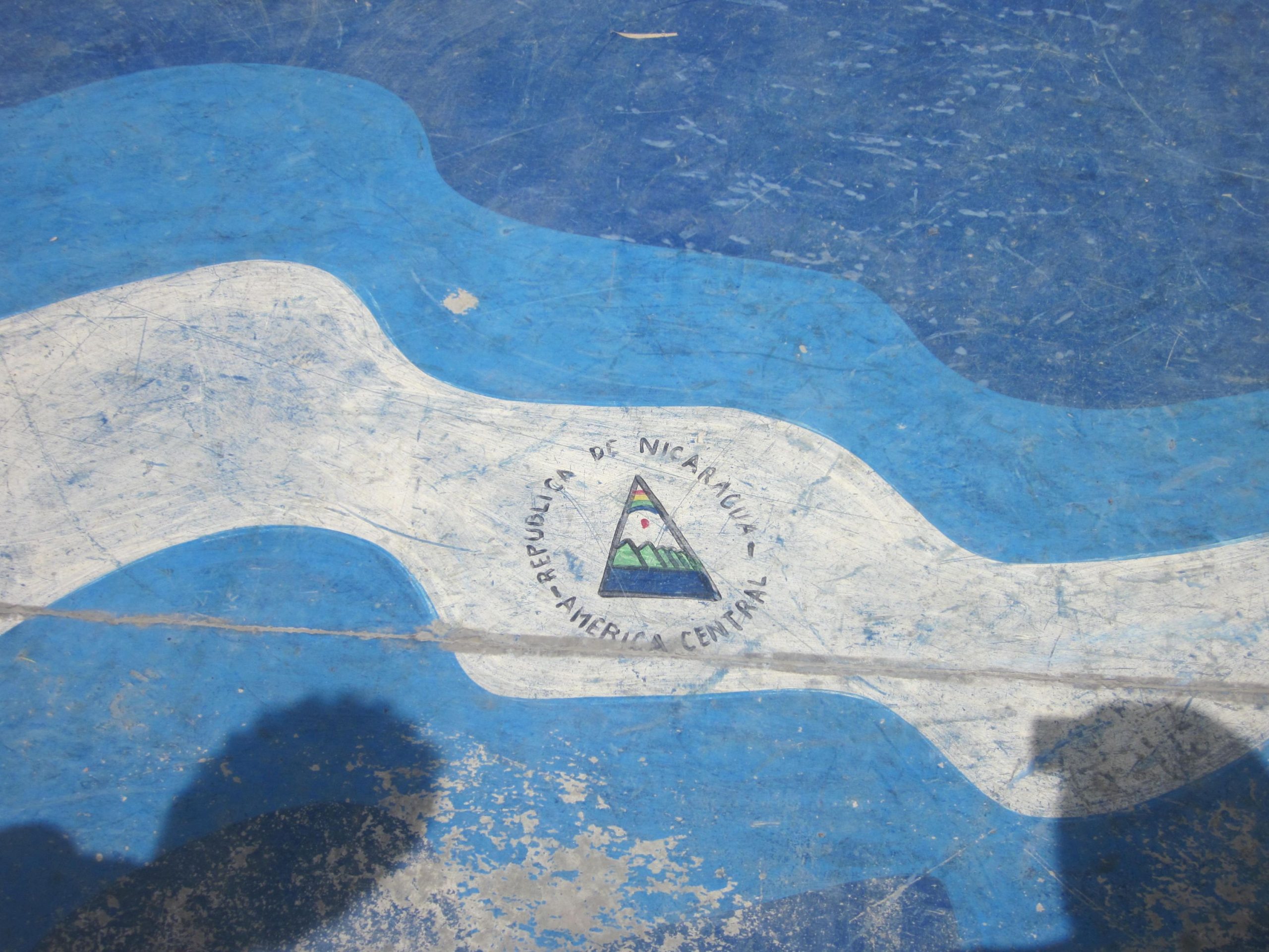 Wappen der Rapublik Nicaragua auf einer bunten Wand
